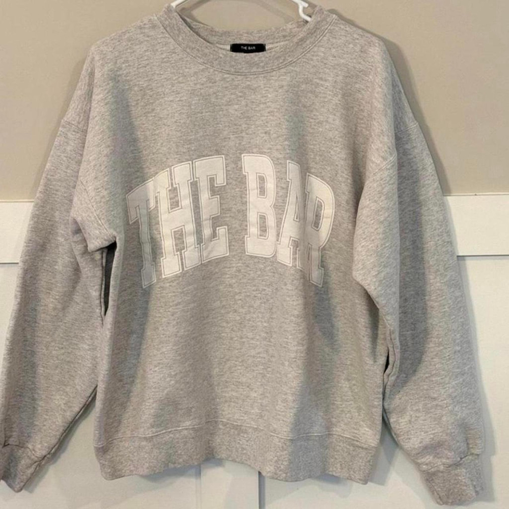This is a pre-owned women's "THE BAR" sweatshirt in light heather grey, size L - Picture 4 of 8